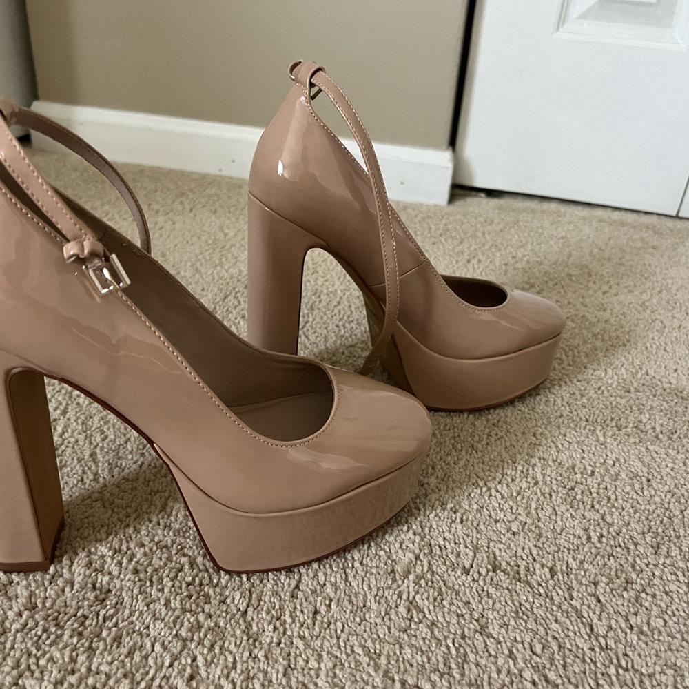 ALDO beige platform hells alike Valentino pumps size 7.5